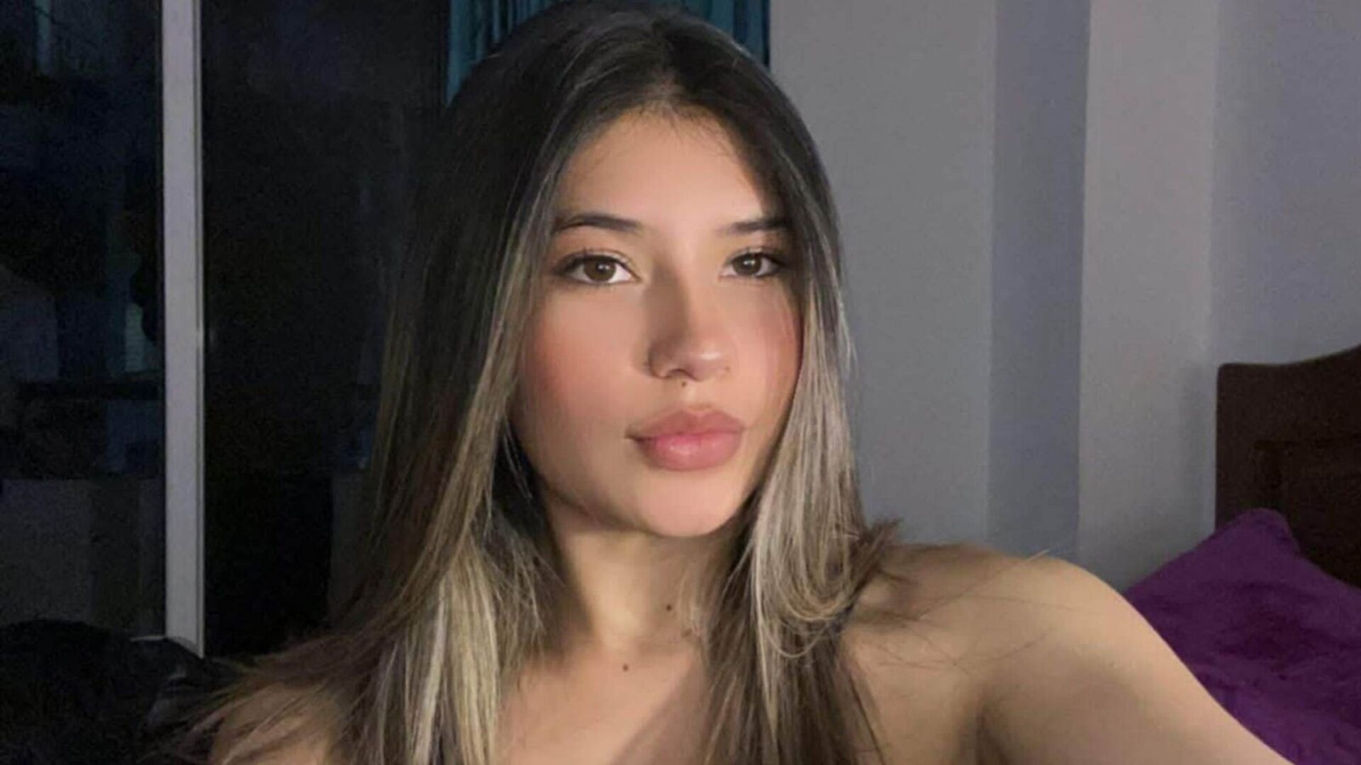 View AmberBeauti Naked Private