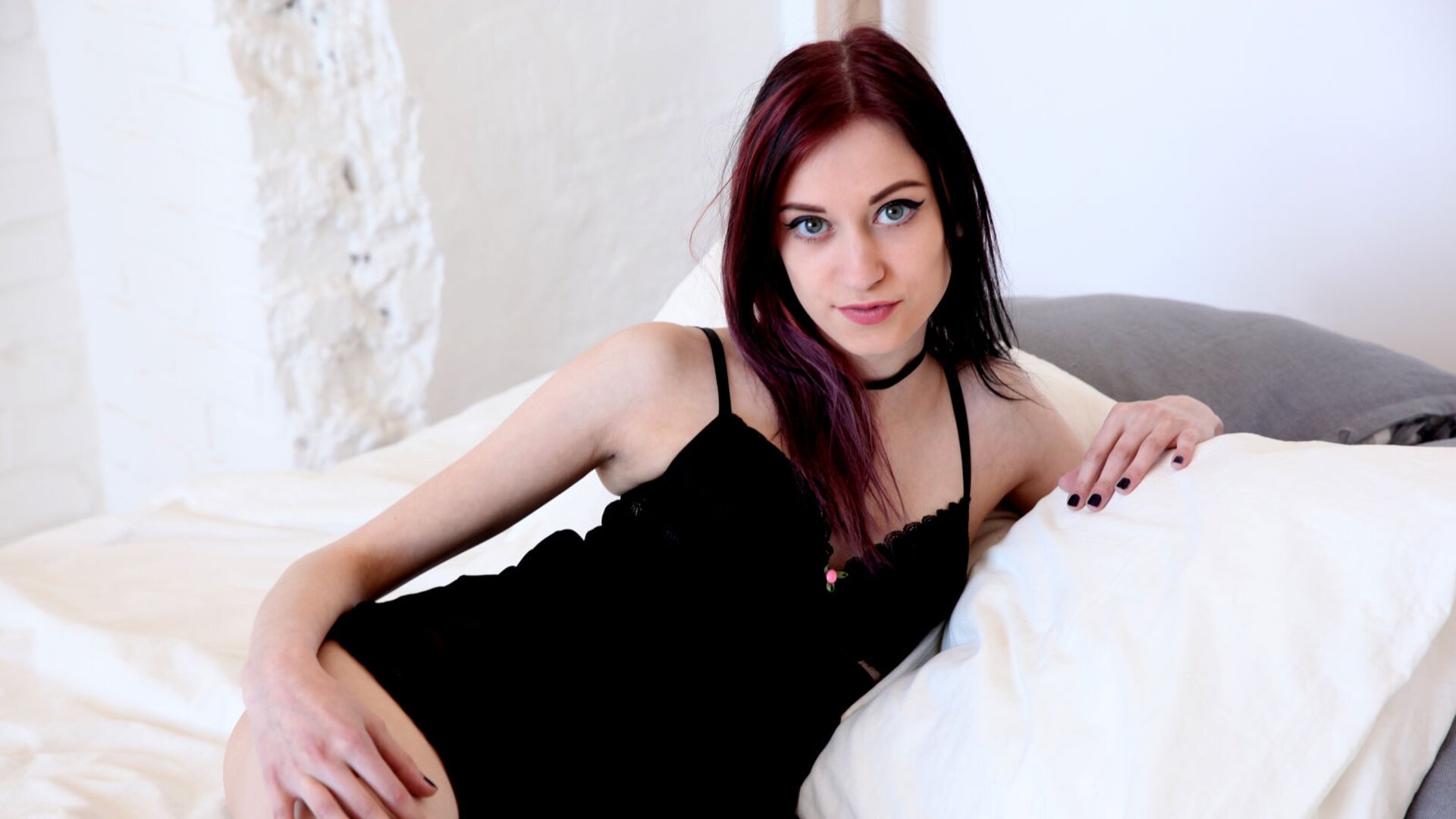 View MonaMagic Naked Private